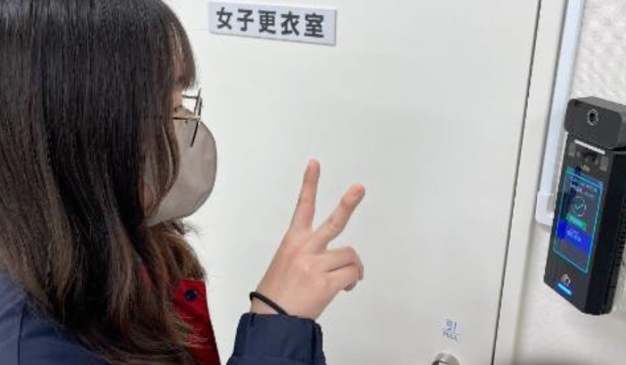 Joshin、全事業所でピースサイン勤怠打刻を導入！